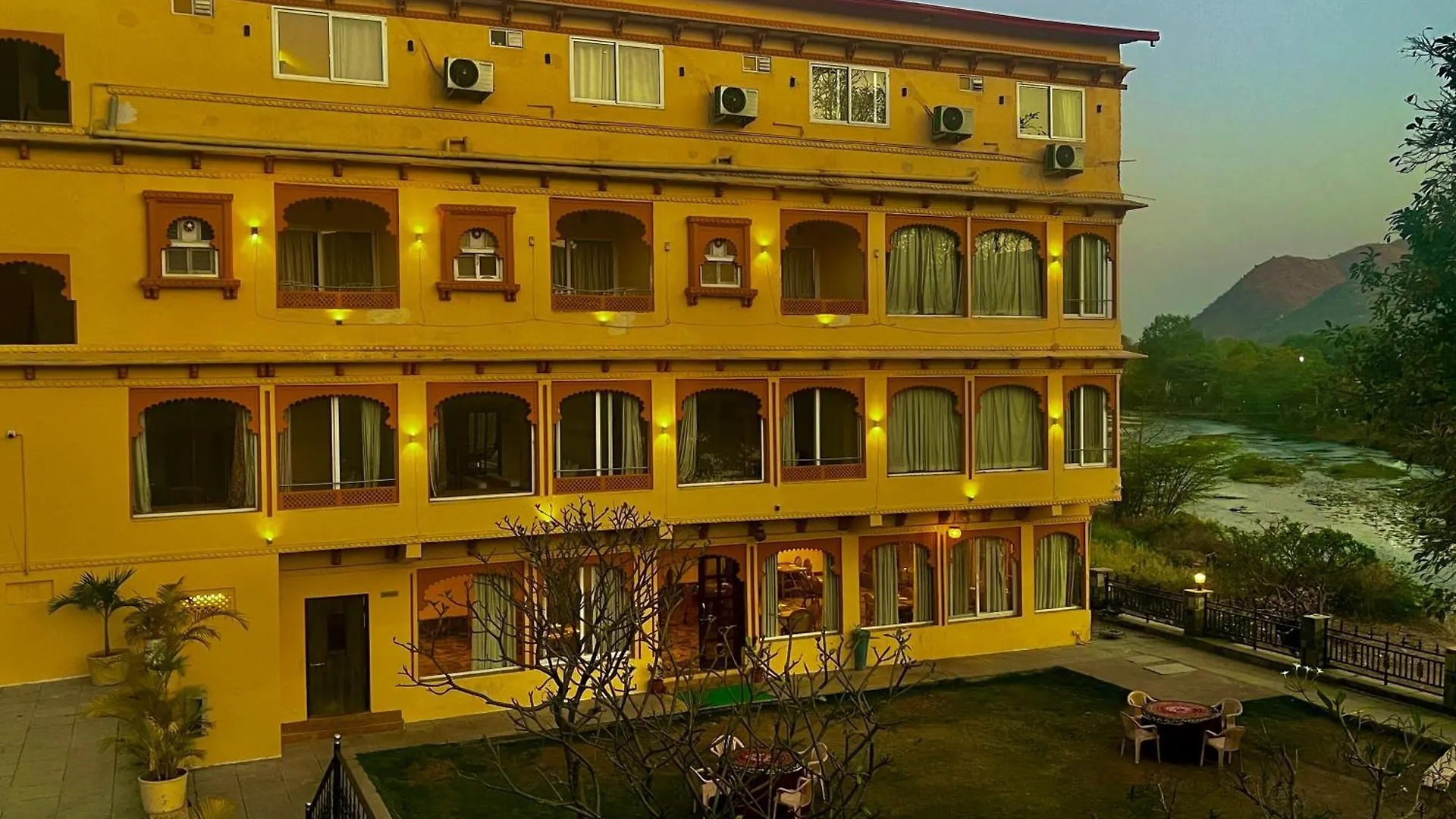호텔 Uday Valley Farmhouse Resort, Udaipur - A Riverside Retreat