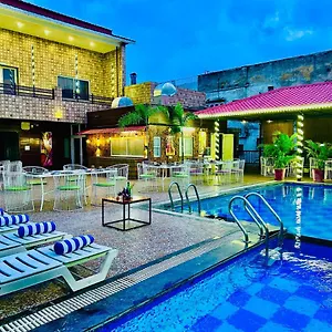 Hotel Grand Udaipur- Rooftop Cafe! Swimming Pool! Karaoke Music!