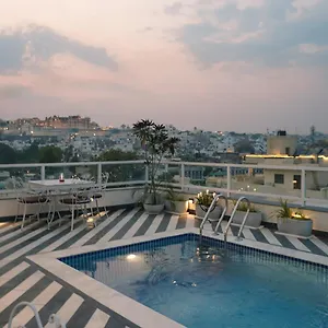 Naren Hotel